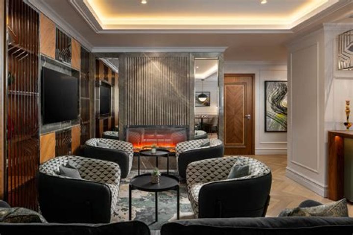 Antonia Takes Over InterContinental Bucharest Hotel Lounge And Sings New Song "Hotel Lounge"