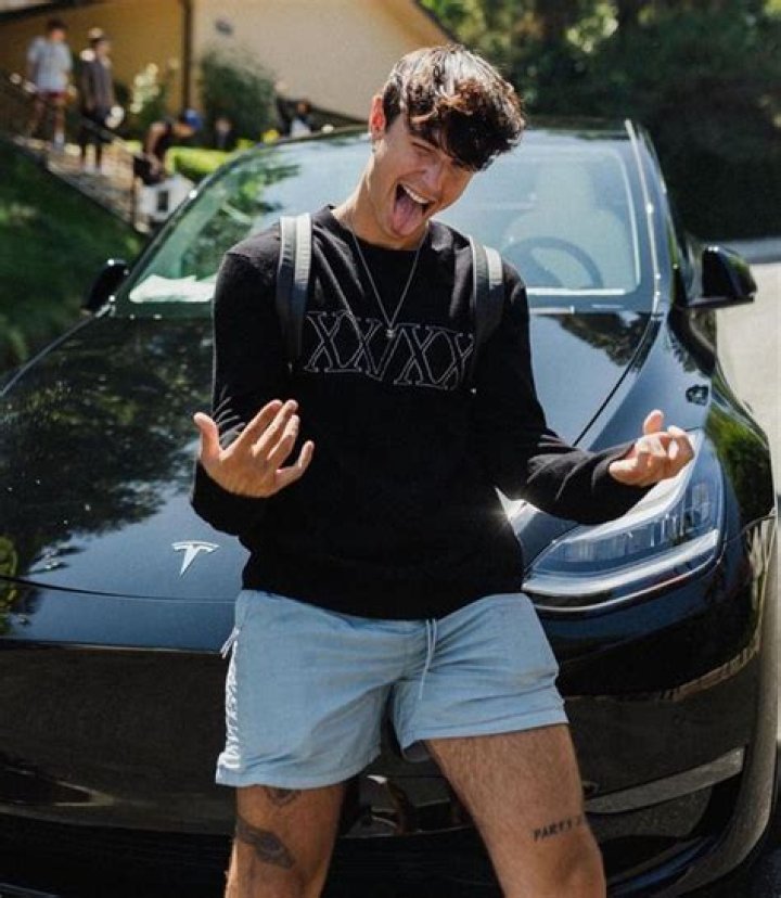 Bryce Hall Biography: Girlfriend, Age, Height, Net Worth, TikTok, Twitter, Jets, Football, Wikipedia, Photos, Addison Rae