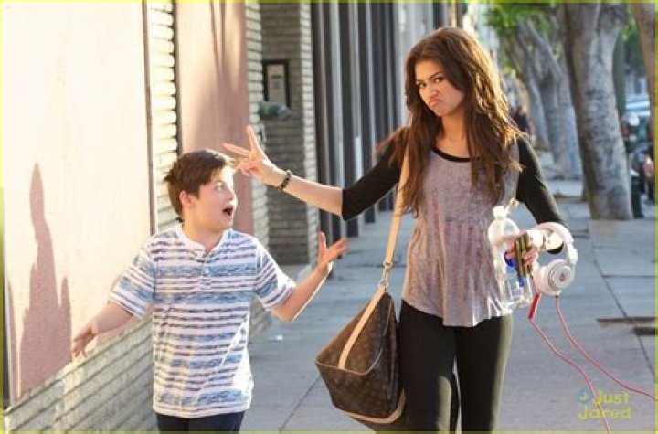 DAVIS CLEVELAND – Celeb Secrets