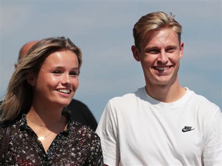 Frenkie de Jong Biography; How much does he Earn from Barcelona? His Girlfriend, Married Life, age, Height, Family, Career