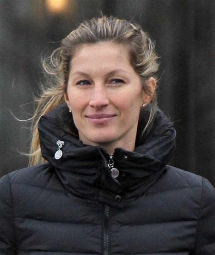 Gisele Bundchen Caught Sneaking into Plastic Surgery Office In a Burqa – Hypocritical Supermodel NOT All Natural