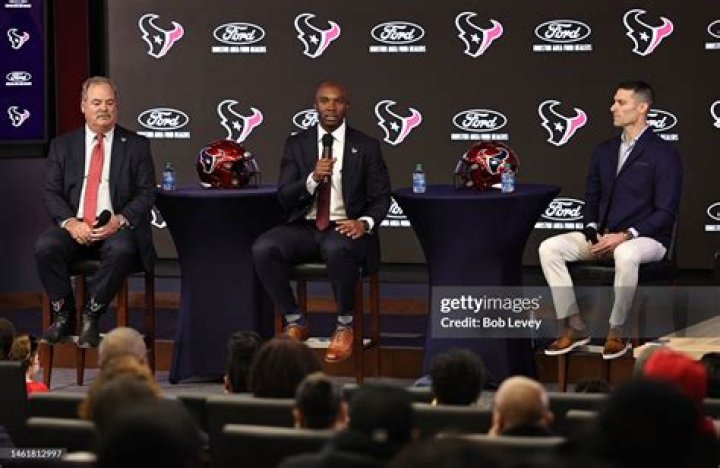 Hire DeMeco Ryans For an Appearance at Events or Keynote Speaker Bookings.