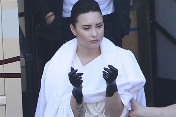 Is Demi Lovato Left Handed?