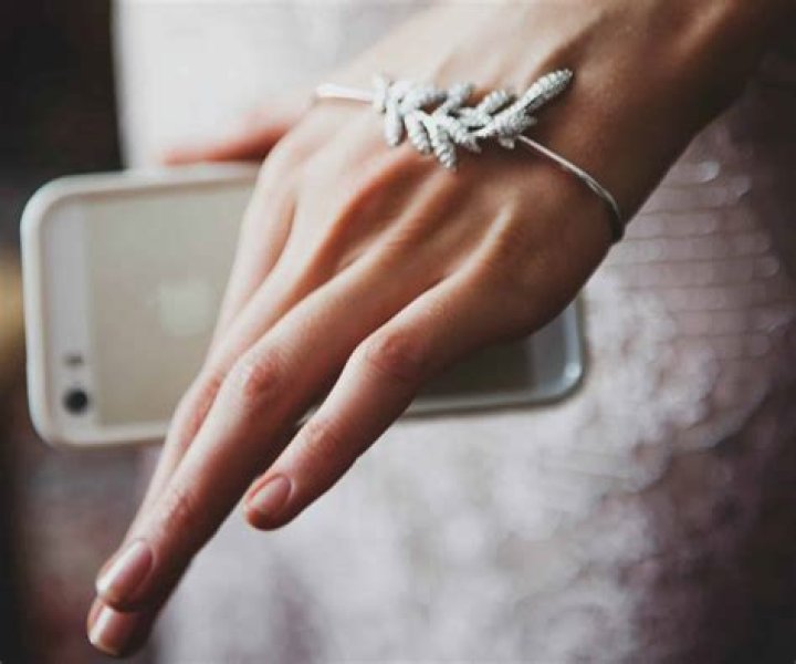 Is Vanna White Left Handed?