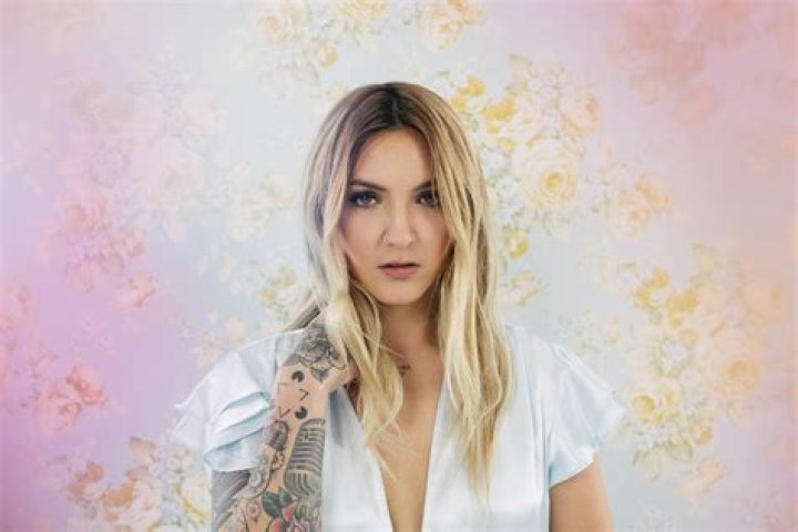 Julia Michaels Unveils Music Video for “Uh Huh” – Watch Now – Celeb Secrets