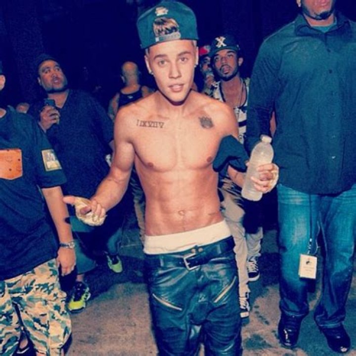 Justin Bieber’s Shirtless Photos – What a Muscle-Bound Stud!