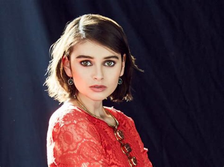 Madeleine Coghlan Talks New Film “Holidays” + Her Love for Antiquing – Celeb Secrets