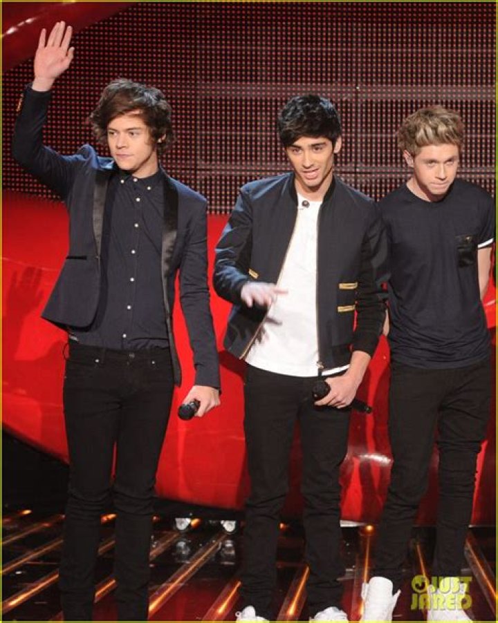 One Direction Sings “Kiss You” The X Factor Finale 12/20/12 (Video)