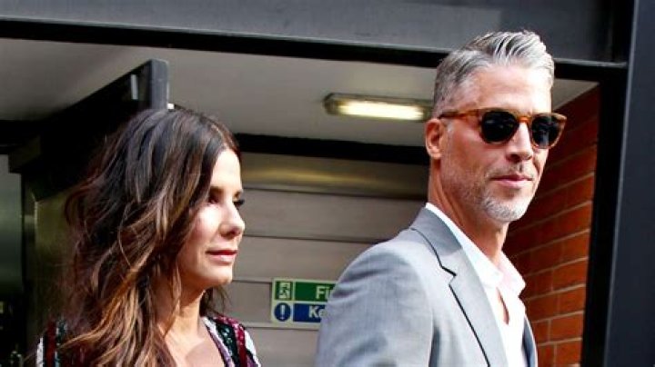 Sandra Bullock Dating Hugh Grant – Sandra’s Desperate Hook-Up With Creepy Womanizer?
