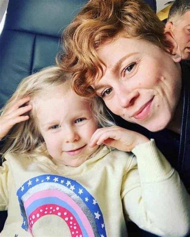 Steffany Gretzinger » Age, Net Worth, Family, Bio, News