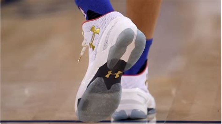 What Shoes Does Stephen Curry Wear?